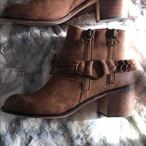 Tab booties with zipper and braid detail